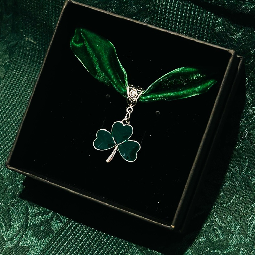 NEW Irish Lucky Shamrock St Patrick’s Day Green Velvet Choker Necklace